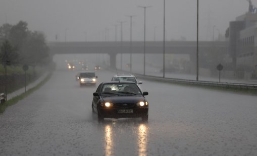 Утре застудява, оранжев код за бури и градушки в 11 области