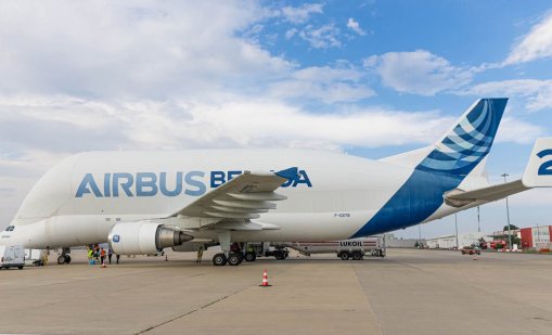 За първи път в България: На летище Бургас кацна легендарния Airbus Beluga ST