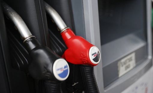 Гърция отпуска по 50 евро на домакинствата за зареждане с гориво