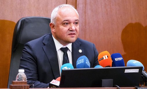 Демерджиев обещава разкрития за полетите на Пеевски