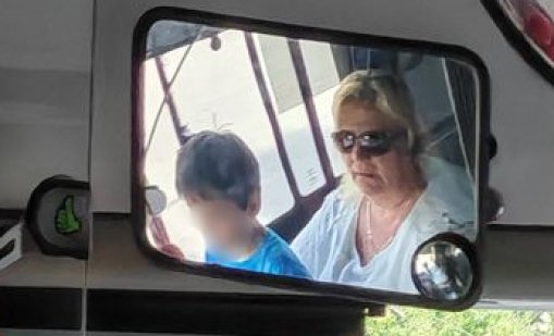 Жена вози пътници в тролейбус в София с дете в скута 