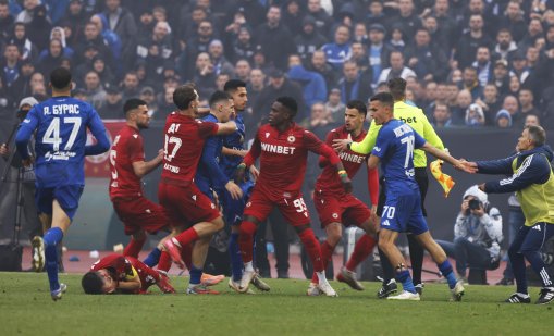 Съдиите спестиха червен картон на Мечката след яко меле 