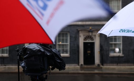 На Острова: Крайната десница разполага с ново оръжие - очарователни млади жени