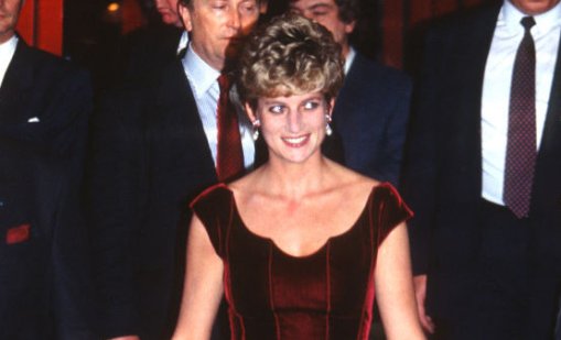 В кадър: Принцеса Даяна, Джаки Кенеди, Джулия Робъртс и още, които обичаха (и обличаха) Валентино
