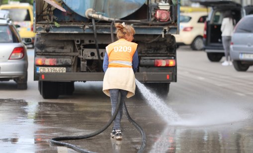 Миенето на улиците в София продължава в осем района