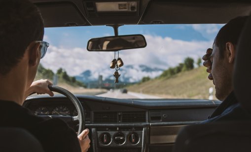 Нови необичайни глоби в Гърция: Прегръдка струва 150 евро