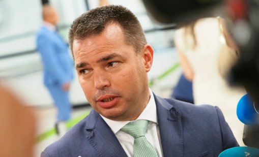 Бурното море не позволява евакуация на екипажа на заседналия танкер край Ахтопол