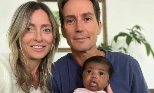 Огромна грешка при инвитро: Бяла двойка роди чуждо бебе негърче 