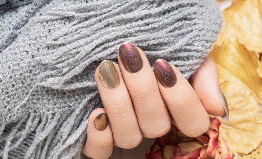 Хром, мат, блясък и много нежност &ndash; актуалните тенденции в маникюра през 2025
