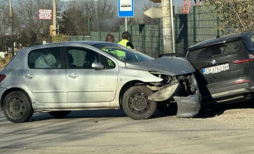 Две коли се удариха челно на изхода на село Лозен