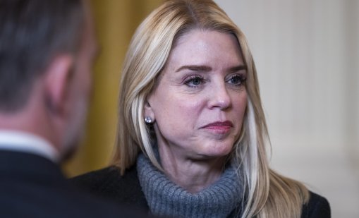 Пам Бонди е със строга охрана, крие се във военна база