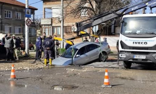 Кола пропадна в дупка от ВиК авария в "Столипиново"