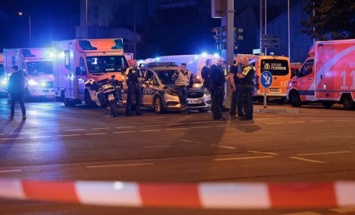 Гей парадът в Берлин завърши с кръв, издирват ислямист, врязал се в тълпата СНИМКИ