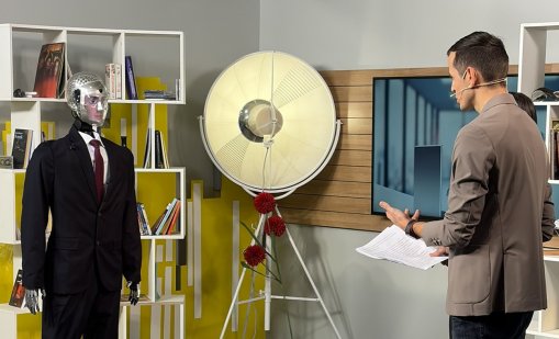 Роботът Робърт на стола на Виктор Дремсизов тази неделя по Bulgaria ON AIR