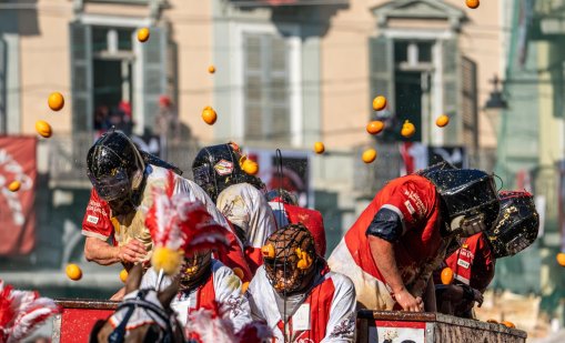 Хиляди портокали полетяха във въздуха на карнавал в Италия ВИДЕО