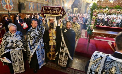 В кадър: Изнасянето на плащаницата в "Света Неделя" в София