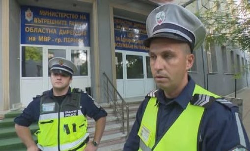 Патрулният екип за уникалното дете, спасило майка си на пътя: Герой е 