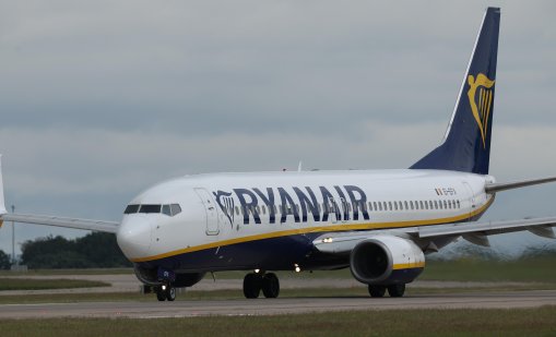 Разследват Ryanair: карали родители да плащат, за да седят с децата си 