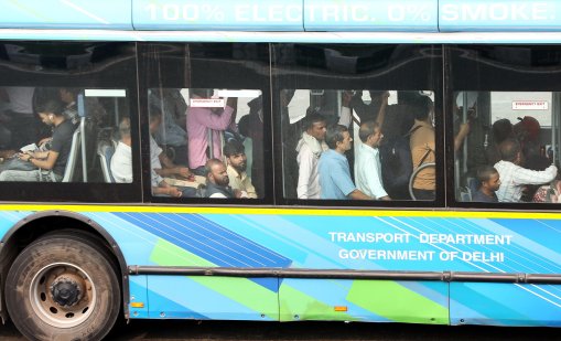 Рейс със сватбари се обърна, поне 10 души загинаха