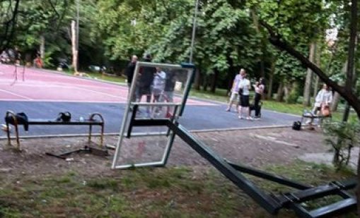 Метален баскетболен кош се срути на игрище, пълно с деца