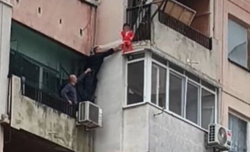 Спасеното дете в Ямбол не може да мине през металните пръчки, било е наказано?