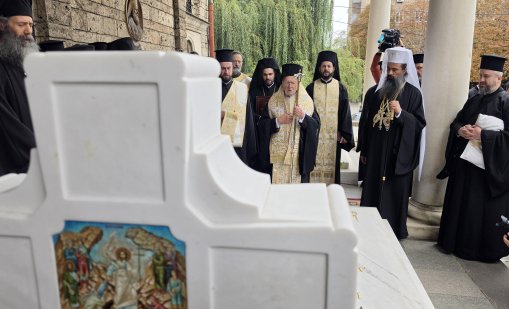 Вартоломей отслужи трисагий на гроба на патриарх Неофит