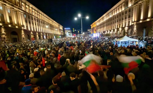 В кадър: Хиляди крещяха "Оставка" в Триъгълника на властта 