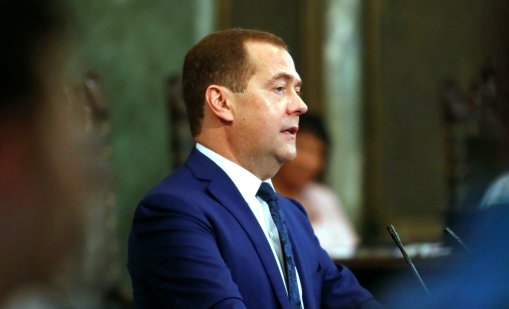 Медведев пак заплашва: Бомбените убежища няма да предпазят от руския арсенал 