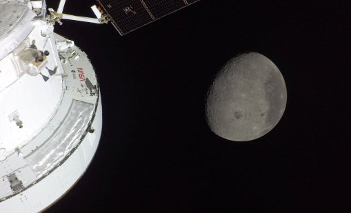 Астронавтите от "Артемис 2" наблюдаваха разбиване на метеорити върху Луната 