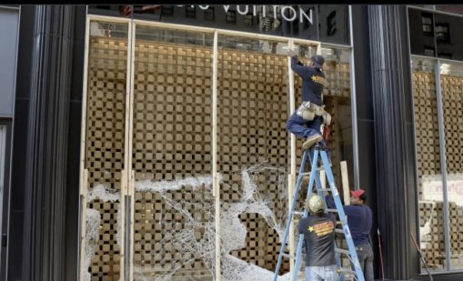 Трима маскирани ограбиха луксозния магазин Louis Vuitton в Рим