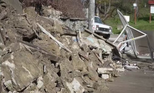 Свлачище се стовари върху автобусна спирка във Велико Търново ВИДЕО