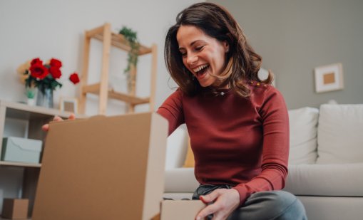 Тествахме 3 подаръка за жени от български сайтове: кои си струват?