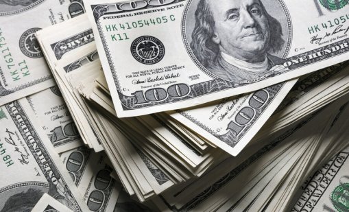 Доларът поевтиня към еврото заради Гренландия