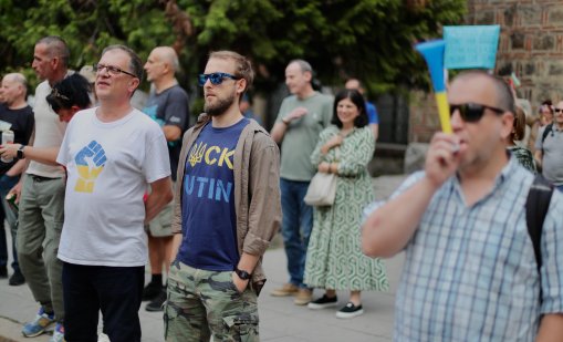 "Оставка" ехти в центъра на София: Протест срещу Радев блокира ул. "Леге"