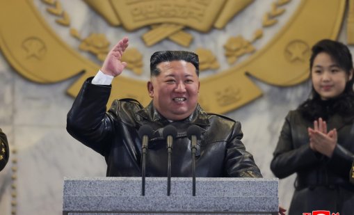 Ким Чен Ун подари нови снайперски пушки на партийни функционери