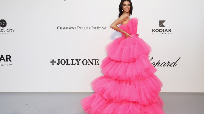 Кендъл Дженър блесна с топлес снимки