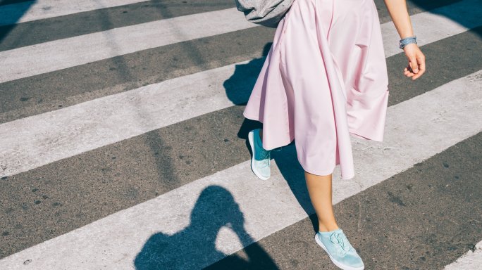 Пола и маратонки &ndash; най-актуалната тенденция за пролетта на 2026