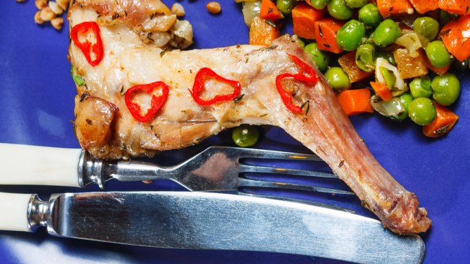 Рецептата Dnes: задушено заешко месо със зеленчуци