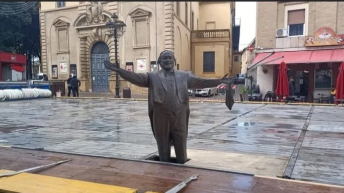 Замразиха краката на статуя на Павароти за ледена пързалка, вдовицата му побесня