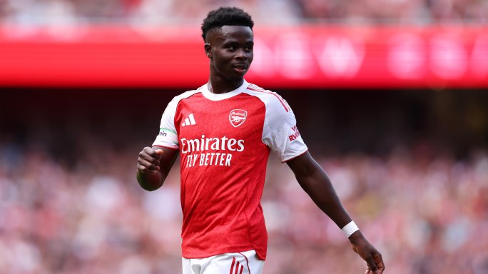 Футболистът на Арсенал Букайо Сака се сгоди
