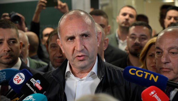  "ИЮ обзървър": Румен Радев не е Виктор Орбан