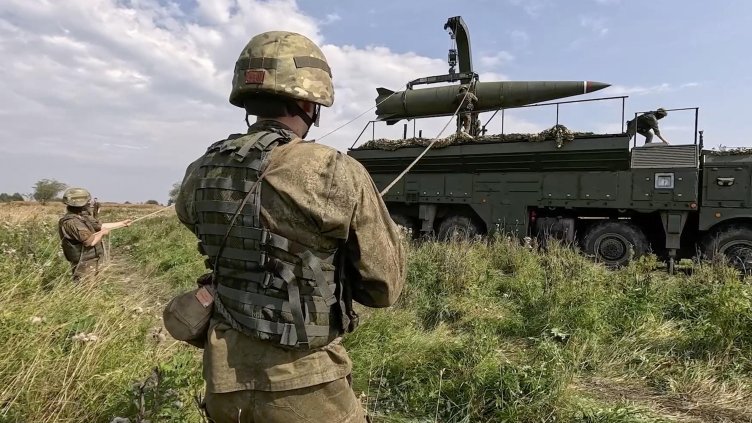 Бойци готвят изстрелване на "Искандер-М". Снимка: БГНЕС/ЕРА