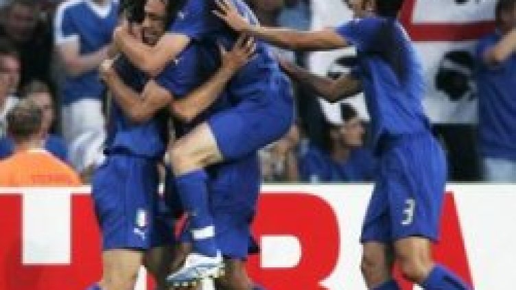 Футболистите на Италия се радват след гола на Пирло