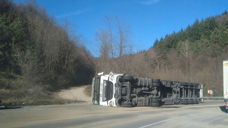 Трагедия: Шофьор на ТИР почина внезапно зад волана