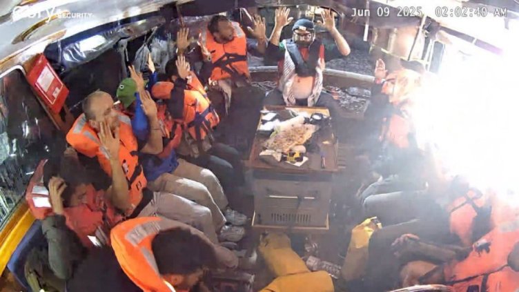 Грета Тунберг и екипажът ѝ замърсиха Средиземно море с телефони и лаптопи, крият ли нещо? ВИДЕО