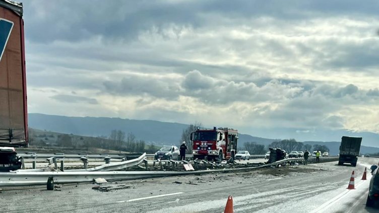 ТИР помете кола на АМ "Струма" 