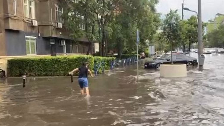 Силна буря създаде хаос в Букурещ, наруши въздушния трафик