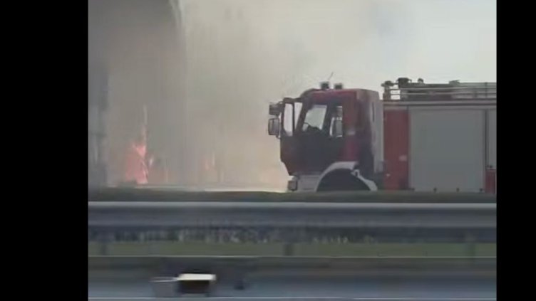 Пожар заплашва бензиностанция на "Тракия", затвориха магистралата ВИДЕО