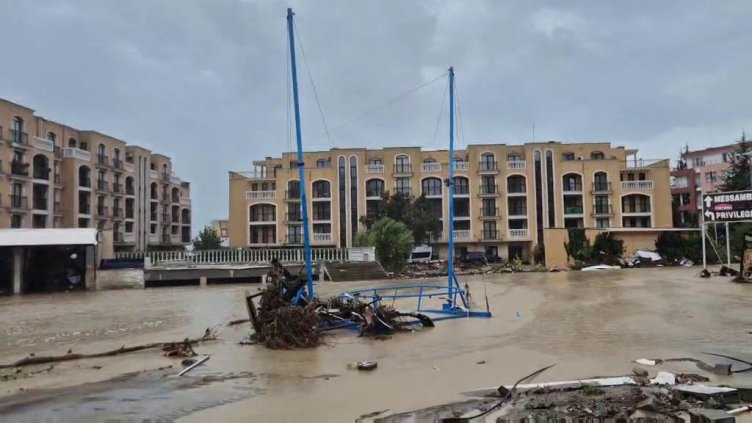 Над 100 души от евакуираните са получили медицинска помощ, храна и вода