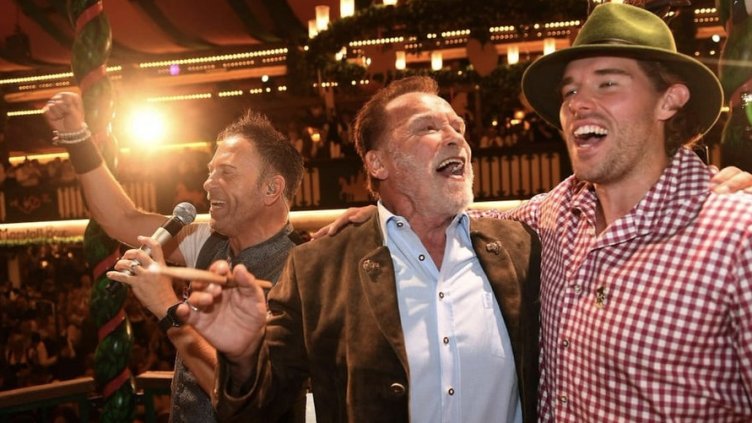 Шварценегер дирижира оркестър в бирена шатра на Октоберфест ВИДЕО